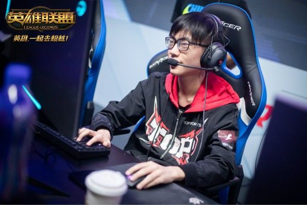 开云体育-KT轻取FLY，Knight操刀奇招英雄翻盘激烈交锋小组赛，留下经典瞬间的简单介绍