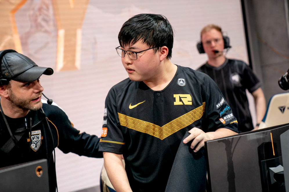 HKA力克FNC,Xiaohu团战一打五激烈交锋成都决赛之夜,点燃全场激情 HKA力克FNC,Xiaohu团战一打五激烈交锋成都决赛之夜,点燃全场激情