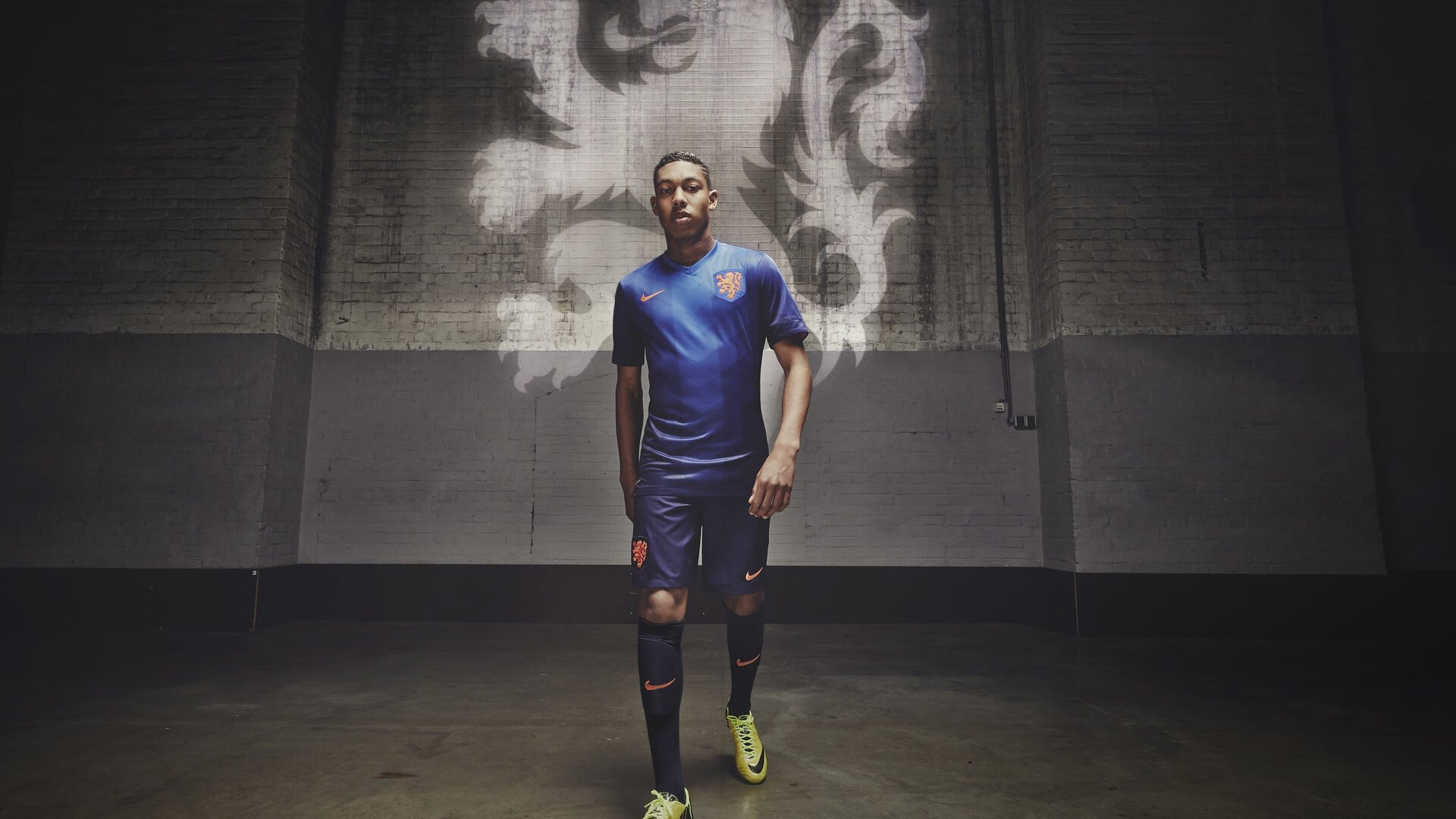 巴雷拉梅开二度惊艳全场，莱比锡红牛3-1强行终结巴西不败神话，欧洲劲旅再显锋芒！