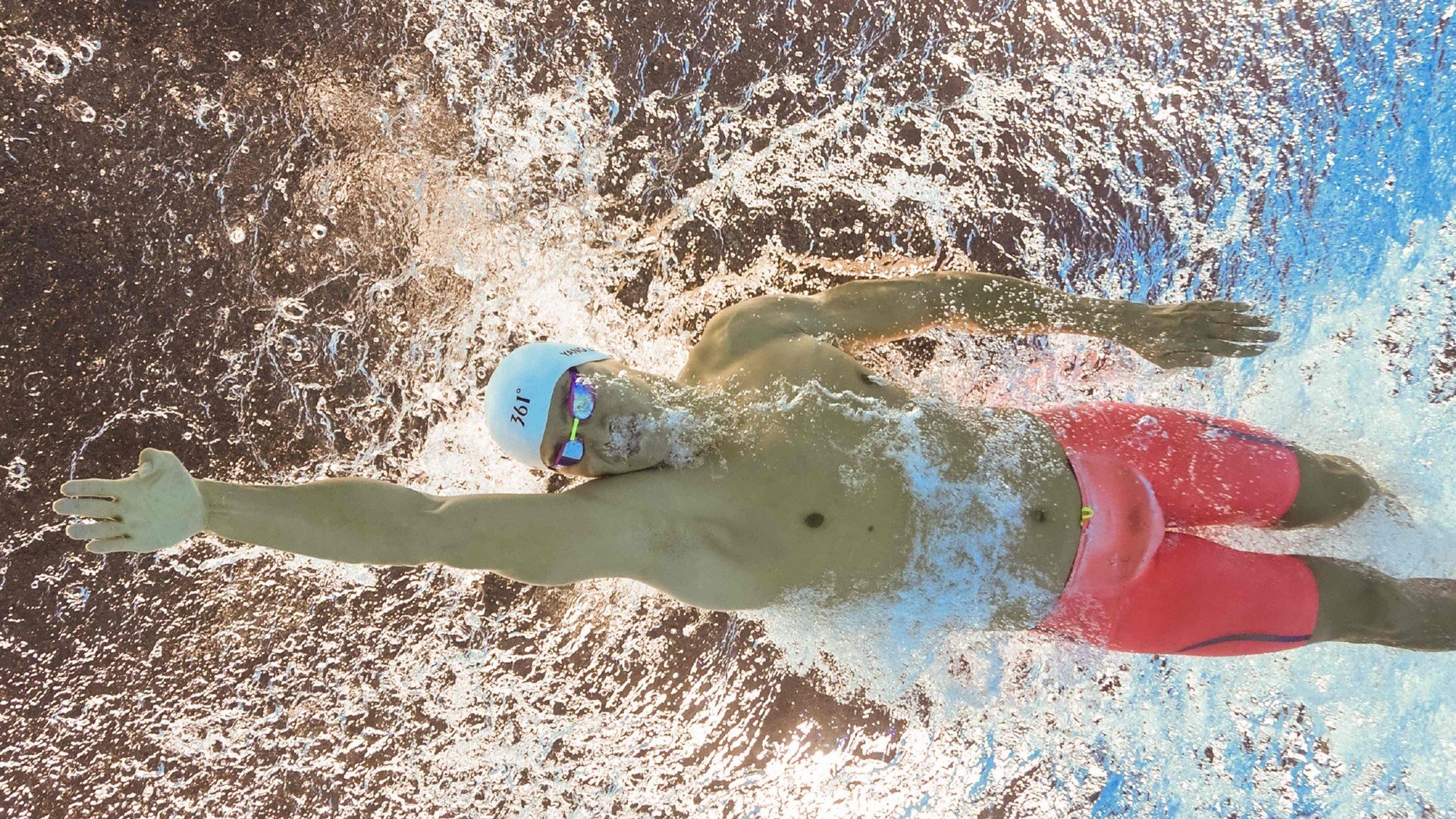 牙买加硬仗险胜西班牙，拉亚单骑绝尘，F1街道赛的狂野变奏曲