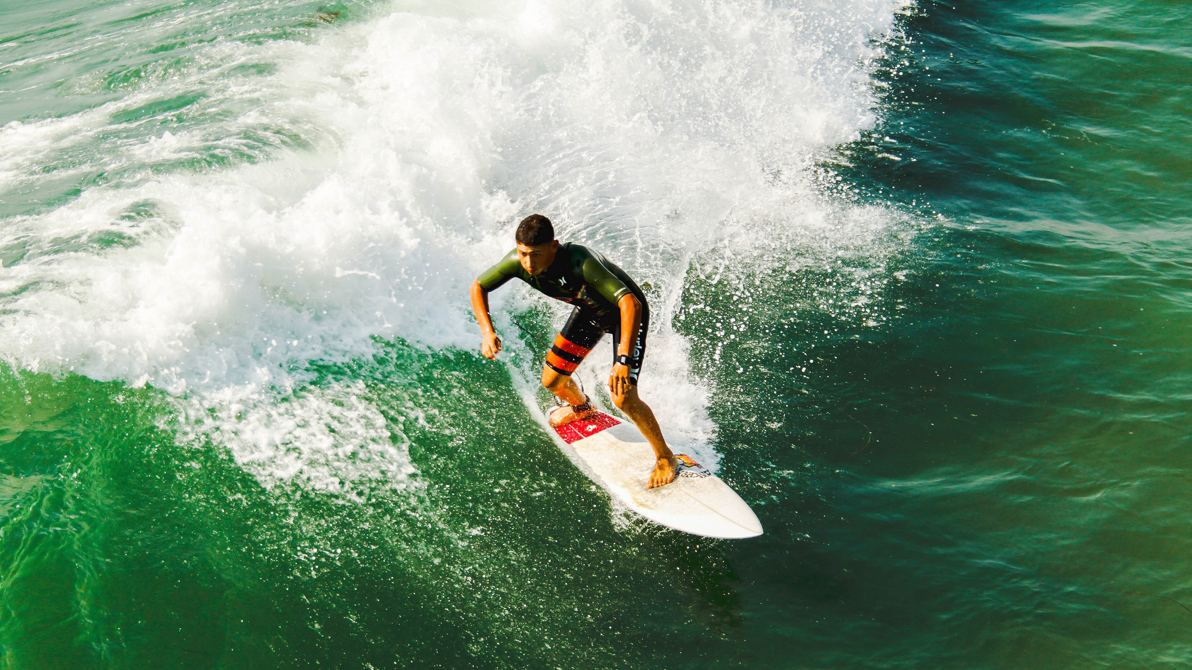 开云体育官网-当范戴克接管F1街道赛，一场希腊与乌克兰的绿茵血拼，如何演变为极速狂飙的统治秀？
